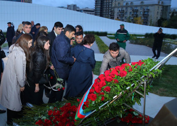 27 Sentyabr 2025-ci il tarixində Anım Gününün beşinci ildönümünün qeyd olunması ilə əlaqədar Binəqədi rayon ictimaiyyətinin Zəfər parkının ərazisində Vətən uğrunda canından keçmiş şəhidlərimizin əziz xatirəsinə ucaldılmış 8 Noyabr  - Zəfər abidəsini ziyarəti