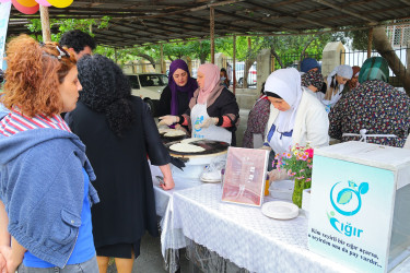 “Cığır" mənəvi dəyərlərin inkişafına dəstək ictimai birliyinin keçirdiyi "Sosial Bazar" istiqamətində başlanan "Qutabdan-Kitaba" adlı sosial layihə çərçivəsində xeyriyyə tədbiri