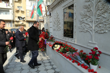 Şəhid Əhmədov İlqar Adil oğlunun yaşadığı evin qarşısında barelyefinin açılış mərasimi