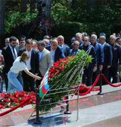 10 may 2026-cı il tarixində Ümummilli Lideri Heydər Əliyevin anadan olmasının 103-cü ildönümü münasibətilə Fəxri Xiyabanda Ulu Öndərin abidəsinin ziyarət edilməsi