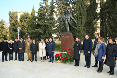 Dahi rumın bəstəkarı, skripkaçı, dirijor və mahir musiqiçi Corce Eneskunun adını daşıyan parkda Rumıniyanın Milli Mədəniyyət Gününə həsr olunmuş tədbir