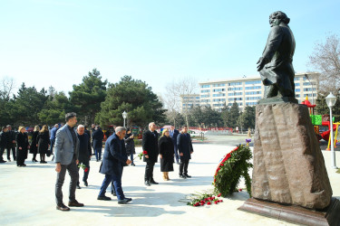 Azərbaycanda səfərdə olan Rumıniya Parlamentinin Deputatlar Palatasının sədri İon-Marçel Çolakonun başçılıq etdiyi nümayəndə heyətinin Binəqədi rayonunda rumın bəstəkarı Corce Eneskunun abidəsinin ziyarət etməsi