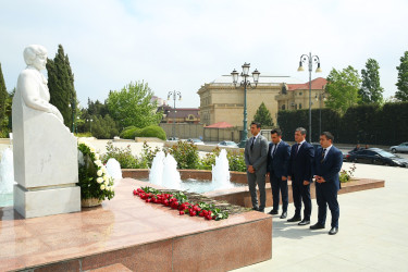 Binəqədi Rayon İcra Hakimiyyətinin kollektivinin Zərifə Əliyeva adına istirahət parkında ucaldılan abidəsinin ziyarət etməsi