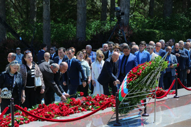 10 may 2026-cı il tarixində Ümummilli Lideri Heydər Əliyevin anadan olmasının 103-cü ildönümü münasibətilə Fəxri Xiyabanda Ulu Öndərin abidəsinin ziyarət edilməsi