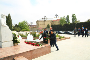 Binəqədi Rayon İcra Hakimiyyətinin kollektivinin Zərifə Əliyeva adına istirahət parkında ucaldılan abidəsinin ziyarət etməsi