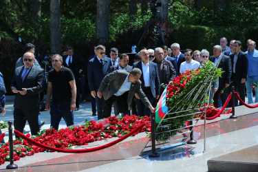 10 may 2026-cı il tarixində Ümummilli Lideri Heydər Əliyevin anadan olmasının 103-cü ildönümü münasibətilə Fəxri Xiyabanda Ulu Öndərin abidəsinin ziyarət edilməsi