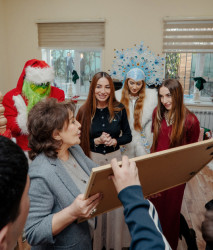 24 dekabr 2025-ci il tarixində “Təmiz Dünya” Qadınlara Yardım İctimai Birliyinin sığınacaq mərkəzində yaşayan uşaqlar üçün bayram şənliyi