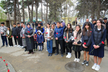 Azərbaycanın Milli Qəhrəmanı Fərhad Hümbətovun Binəqədi rayonu ərazisində yerləşən büstü qarşısında xatirəsinin yad edilməsi