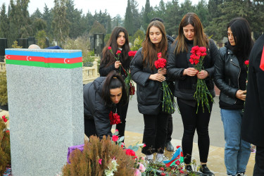 2 Fevral - Azərbaycan Gəncləri Günü münasibətilə şəhidlik zirvəsinə ucalmış qəhrəman gənclərimizin məzarları ziyarət edilməsi