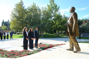 01 oktyabr 2025-ci il tarixində Binəqədi rayonunda fəaliyyət göstərən orta ümumtəhsil müəssisələrində təhsil ilinin yekunlarına və 5 Oktyabr - “Beynəlxalq Müəllim Günü”nə həsr olunmuş “Konstitusiya və Suverenlik İli: Təhsil və Gələcək Nəsillər” adlı təhsil konfransı