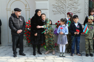 Şəhid Əhmədov İlqar Adil oğlunun yaşadığı evin qarşısında barelyefinin açılış mərasimi